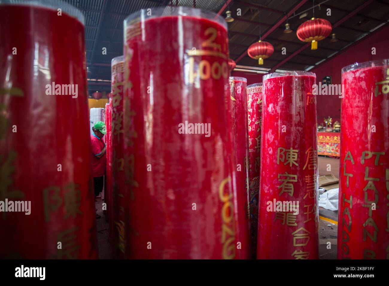 Ein Indonesier bereitet vor dem chinesischen Neujahrsfest in einem Tempel in Jakarta, Indonesien, am 20. Januar 2020 eine riesige Kerze vor. Indonesische Chinesen bereiten sich darauf vor, das Jahr der Ratte für das chinesische Mondneujahr, das auf den 25. Januar 2020 fällt, willkommen zu heißen. (Foto von Afriadi Hikmal/NurPhoto) Stockfoto