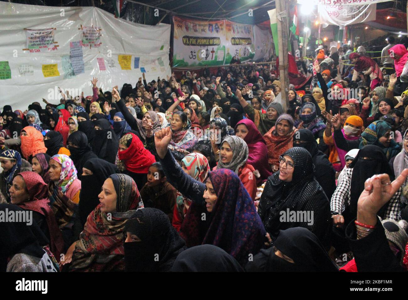 Am 20. Januar 2020 protestieren Frauen in Khureji in Neu-Delhi, Indien, gegen den umstrittenen Citizenship Amendment Act (CAA), das National Register of Citizens (NRC) und das National Population Register (NPR). Der „Citizenship Amendment Act“ hat landesweite Proteste ausgelöst, da er sechs Minderheitengemeinschaften, Hindus, Sikhs, Jain, Buddhisten, Zoroastriern und Christen, die vor dem 31. Dezember 2014 aus Pakistan, Bangladesch oder Afghanistan nach Indien kamen, um der religiösen Verfolgung zu entkommen und die indische Staatsbürgerschaft zu erhalten, den Weg ebnete. (Foto von Mayank Makhija/NurPhoto) Stockfoto