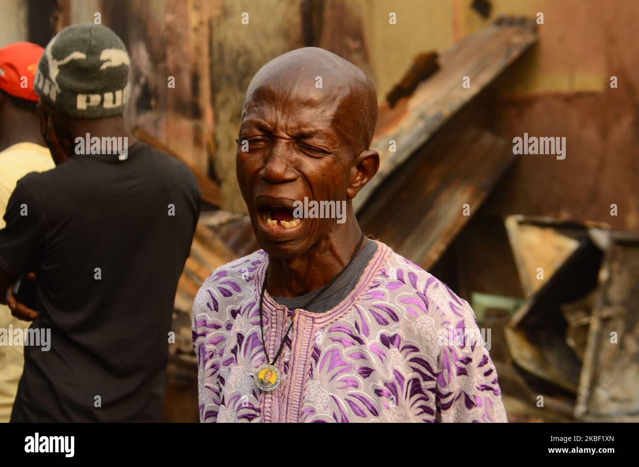 Man reagiert auf die Explosion der Pipeline, die am Sonntag, dem 19. Januar 2020, das Ekoro-Gebiet von Abule-Egba im Bundesstaat Lagos erschütterte. Fünf Menschen wurden getötet, 39 Fahrzeuge zerstört, und mehrere Geschäfte und 150 Menschen wurden in Lagos Pipeline-Explosion vertrieben, nachdem Diebe eine Kraftstoffleitung in Lagos, dem nigeranischen Handelszentrum, durchbrochen hatten und eine Explosion verursachten. (Foto von Olukayode Jaiyeola/NurPhoto) Stockfoto