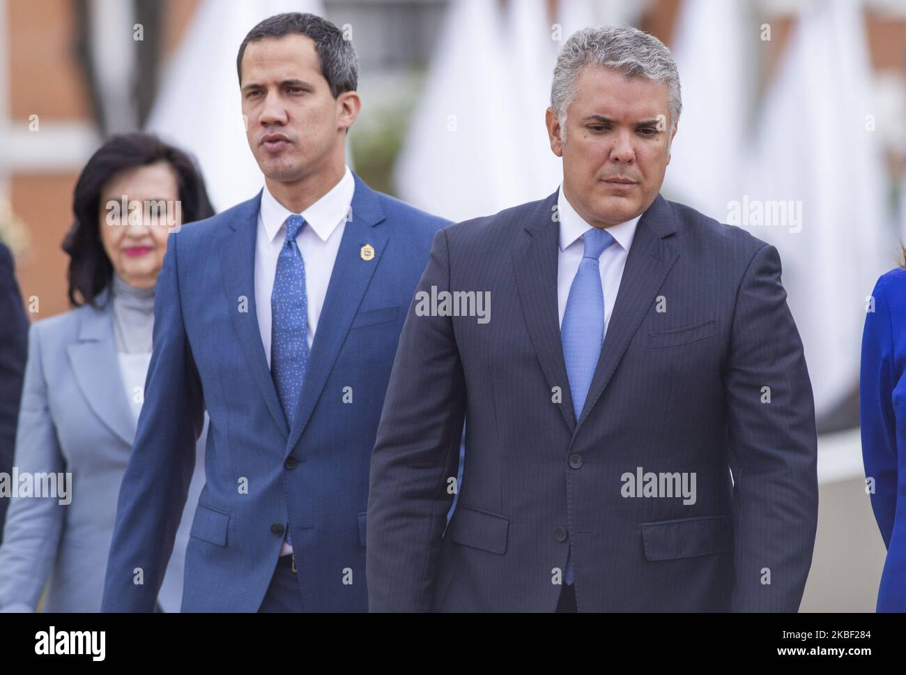 Der kolumbianische Präsident Ivan Duque(R) spricht mit Venezuelas Oppositionsführer Juan Guadio(L) während der Eröffnung eines regionalen Antiterrorgipfels am 20. Januar 2020 in Bogota, Kolumbien, bei einer Zeremonie anlässlich eines einjährigen Bombenanschlags auf die Polizeiakademie. (Foto von Daniel Garzon Herazo/NurPhoto) Stockfoto