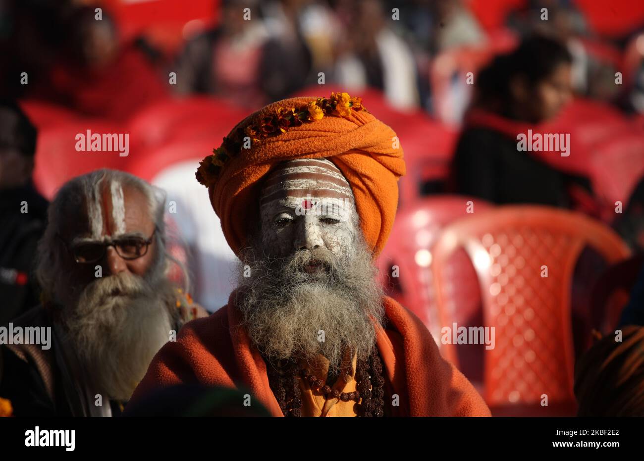 hindu-Sadhus nehmen an einem Programm des Heiligen Gipfels im jährlichen Magh-Mela-Festival, Allahabad am 21. Januar 2020 Teil. (Foto von Ritesh Shukla/NurPhoto) Stockfoto