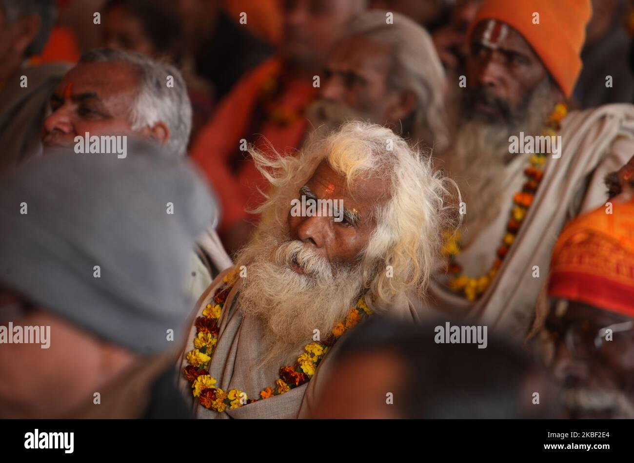Sadhus hören die Rede der Heiligen während eines Heiligen Gipfels in Magh Mela Festival, Allahabad am 21. Januar 2020. (Foto von Ritesh Shukla/NurPhoto) Stockfoto
