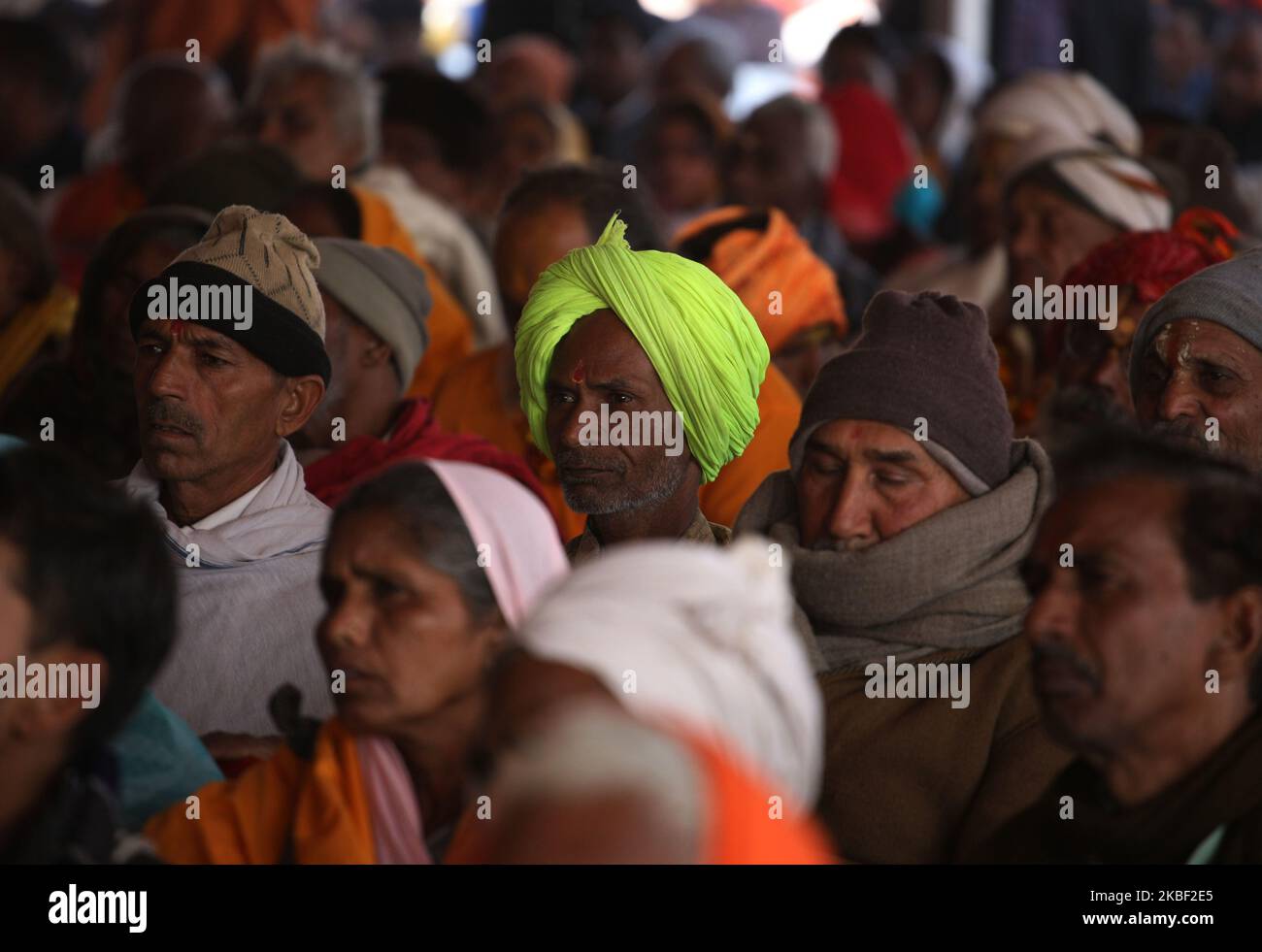 Die Menschen hören die Rede der Heiligen während eines Heiligen Gipfels in Magh Mela Festival, Allahabad am 21. Januar 2020. (Foto von Ritesh Shukla/NurPhoto) Stockfoto