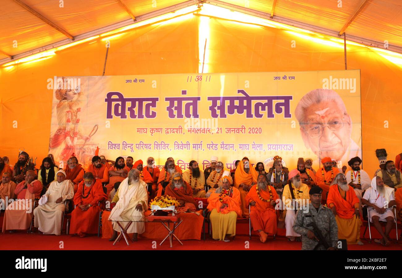 hindu-Sadhus nehmen an einem Programm des Heiligen Gipfels in Magh Mela Festival, Allahabad am 21. Januar 2020. (Foto von Ritesh Shukla/NurPhoto) Stockfoto