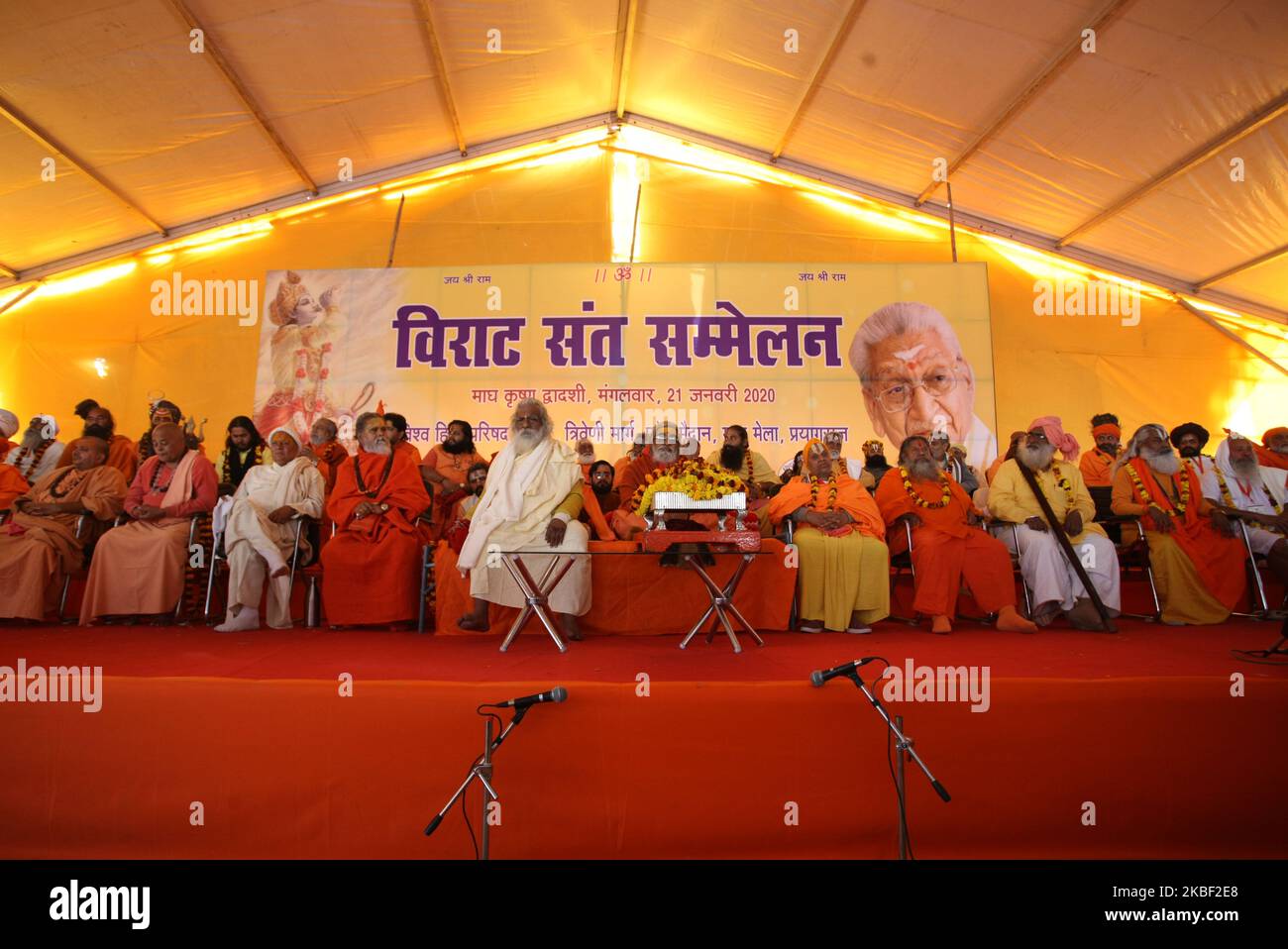hindu-Sadhus nehmen an einem Programm des Heiligen Gipfels im jährlichen Magh-Mela-Festival, Allahabad am 21. Januar 2020 Teil. (Foto von Ritesh Shukla/NurPhoto) Stockfoto