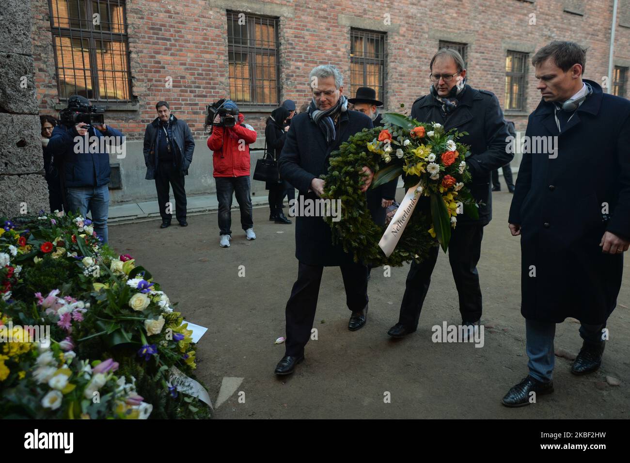 Vertreter der Niederlande legen während eines zweiten Tages der Veranstaltung „Delegation nach Auschwitz“ einen Kränz an der Todesmauer im ehemaligen Tor des Nazi-Konzentrationslagers Auschwitz I nieder. Am dienstag, den 21. Januar 2020, im Konzentrationslager Auschwitz I, Oswiecim, Polen. (Foto von Artur Widak/NurPhoto) Stockfoto