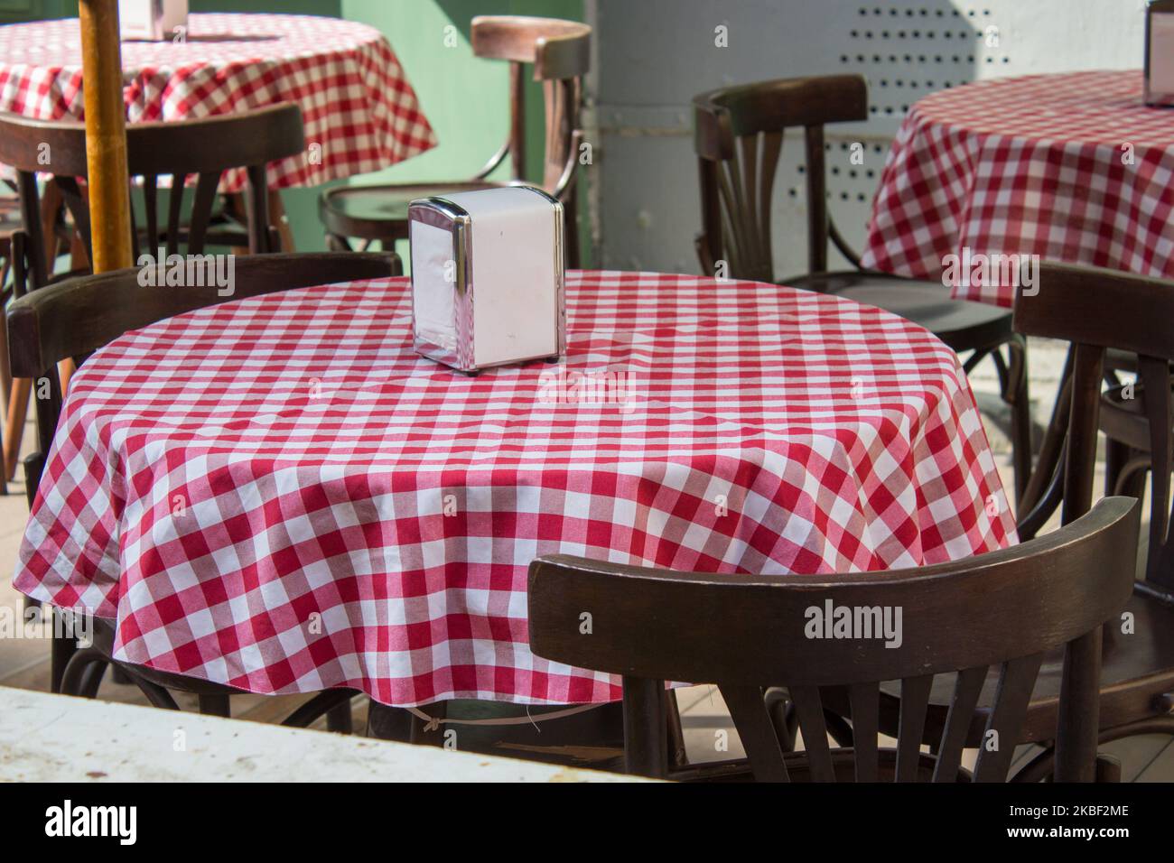 Tisch mit Stoffen über dem Restaurant verwischen Hintergrund Stockfoto