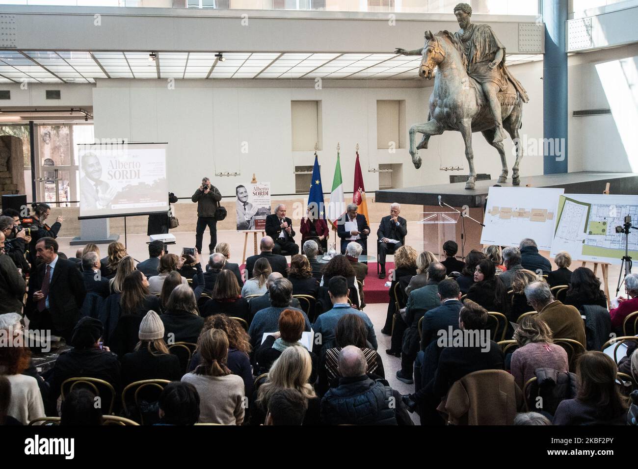 Pressekonferenz zur Präsentation der Ausstellung „Alberto Sordi“, kuratiert von Alessandro Nicosia, mit Vincenzo Mollica und Gloria Satta, zum 100. Geburtstag des Schauspielers, vom 7. März bis 29. Juni in der Villa Sordi und im Teatro dei Dioscuri. Bereits 10.000 Tickets am 21. Januar 2020 in Rom, Italien gebucht (Foto: Andrea Ronchini/NurPhoto) Stockfoto