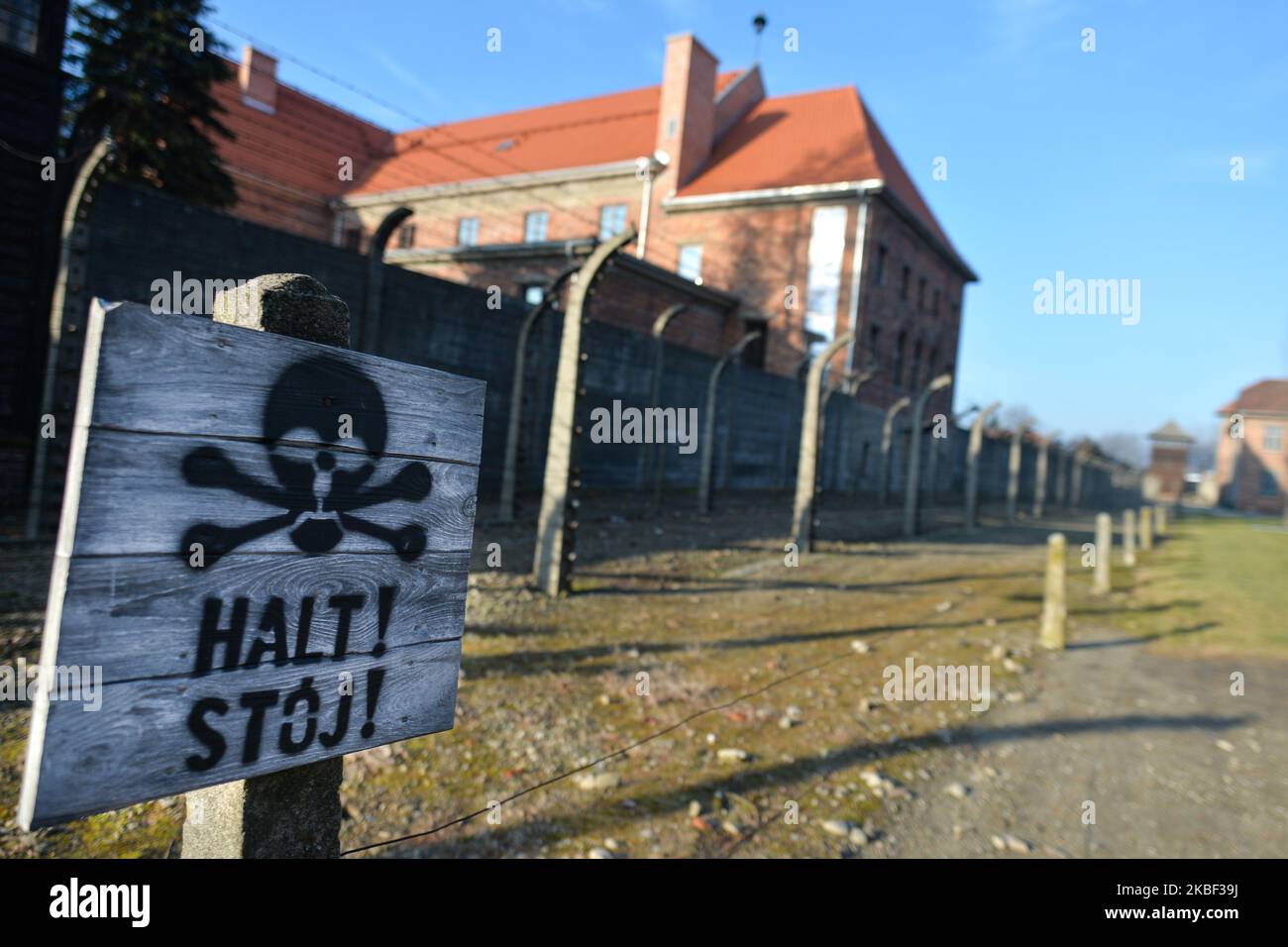 Halt! schild in Auschwitz I ehemaliges Nazi-Konzentrationslager, gesehen während eines zweiten Tages der von der Europäischen Jüdischen Vereinigung organisierten Veranstaltung „Delegation nach Auschwitz“. Am Dienstag, den 21. Januar 2020, im Konzentrationslager Auschwitz I, Oswiecim, Polen. (Foto von Artur Widak/NurPhoto) Stockfoto