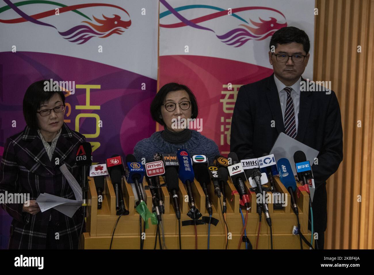 Die Ministerin für Ernährung und Gesundheit, Professorin Sophia Chan, die Direktorin für Gesundheit, Dr. Constance Chan, und der Chief Executive der Krankenhausbehörde, Dr. Tony Ko, werden am 22. Januar 2020 in Hongkong, China, während einer Pressekonferenz im Gebäude der Zentralregierung gesehen. Hongkong hat seinen ersten Fall von Coronavirus gemeldet, bei dem over440 Menschen in China infiziert und 9 Menschen in Wuhan getötet wurden. (Foto von Vernon Yuen/NurPhoto) Stockfoto