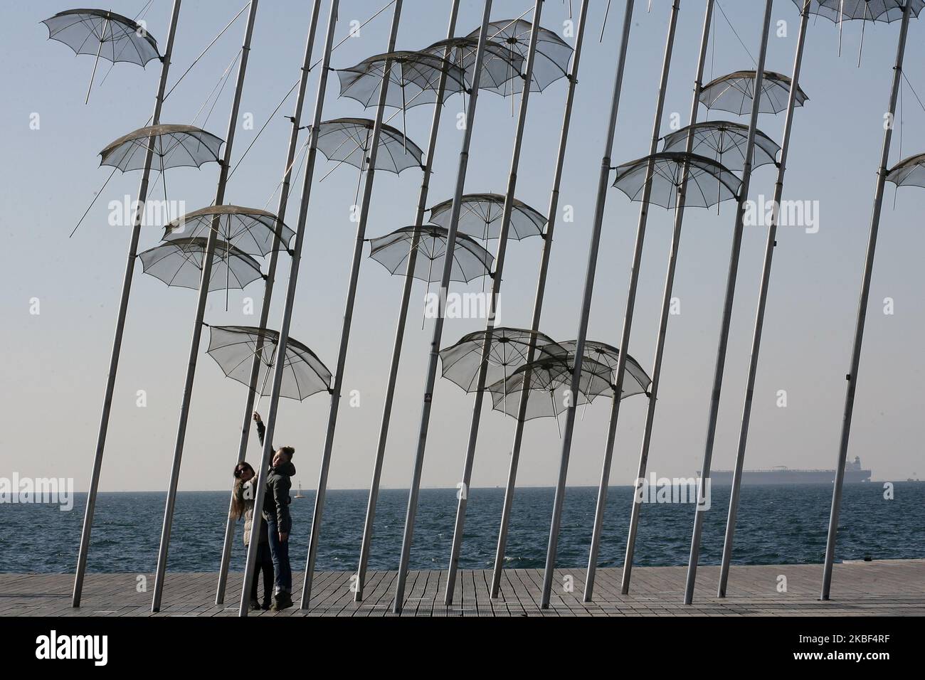 Die Menschen genießen die Skulptur "Schirme" des verstorbenen griechischen Künstlers George Zongolopoulos an der Strandpromenade von Thessaloniki, Griechenland am 22. Januar 2020. (Foto von Grigoris Siamidis/NurPhoto) Stockfoto