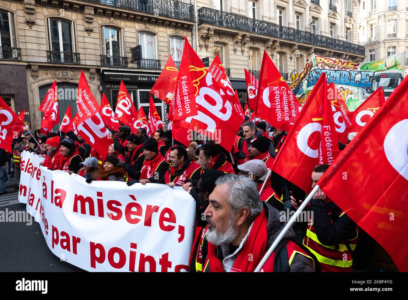 Am 22. Januar 2020 protestieren einige hundert Demonstranten aus öffentlichen Dienstleistungen und Handel, Privatunternehmen, Arbeitern aus großen Geschäften gegen die Rentenreform in Paris, Frankreich. Sie sind vom Bahnhof saint Lazare bis zum Opera Place gelaufen. (Foto von Jerome Gilles/NurPhoto) Stockfoto