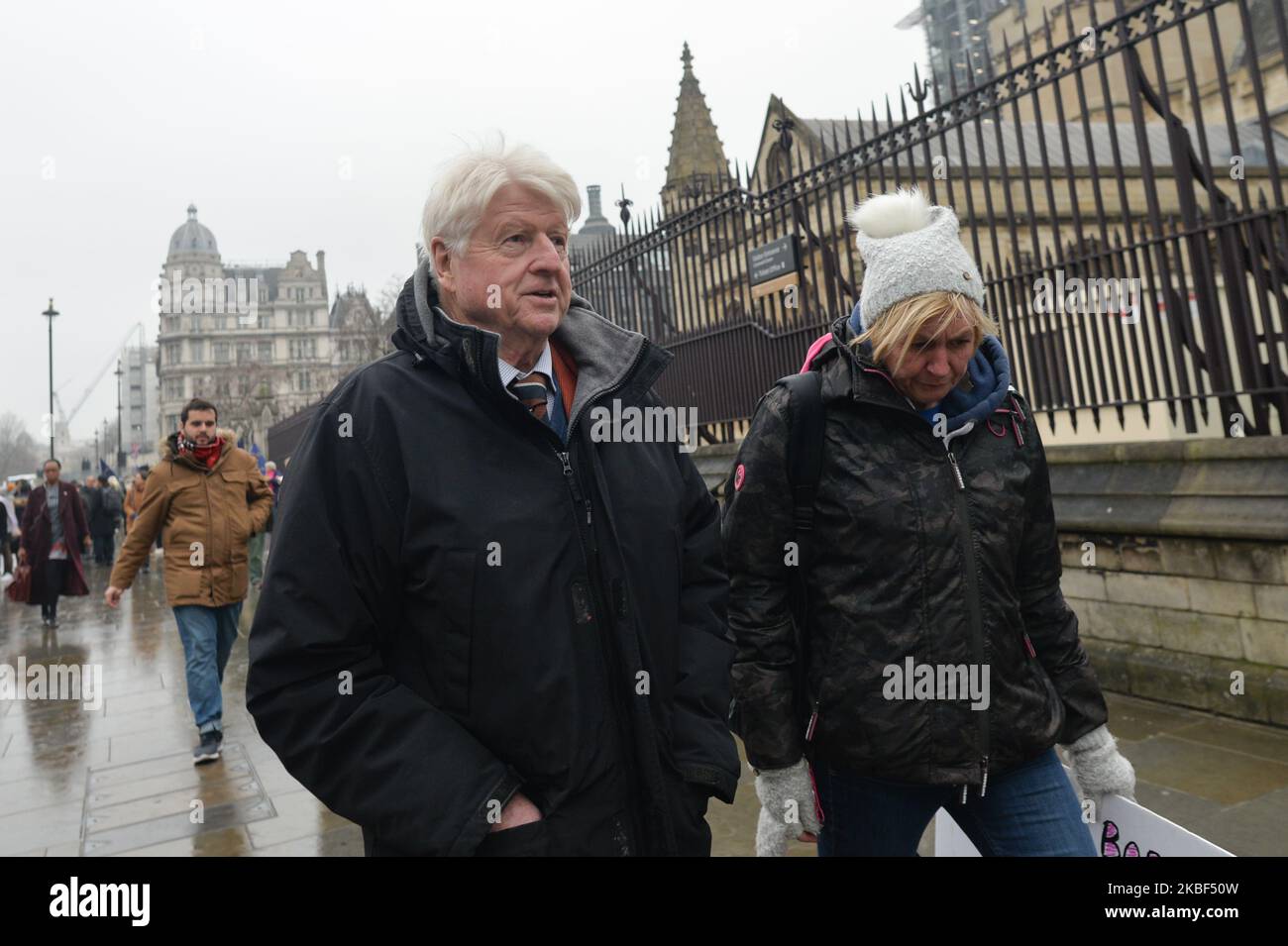 Stanley Johnson, der Vater des britischen Premierministers Boris Johnson, wurde am 22. Januar von einem Anti-Brexit-Aktivisten vor dem Londoner Palast von Westminster angesprochen. Eine Gruppe von Befürwortern gegen den Brexit drängte die britische Regierung vor dem Eingang zum Parlament in Westminster, den Bericht des Geheimdienst- und Sicherheitsausschusses zu veröffentlichen, der russische Infiltration in die britische Politik untersucht. Am Mittwoch, den 22. Januar 2019, in London, Großbritannien. (Foto von Artur Widak/NurPhoto) Stockfoto