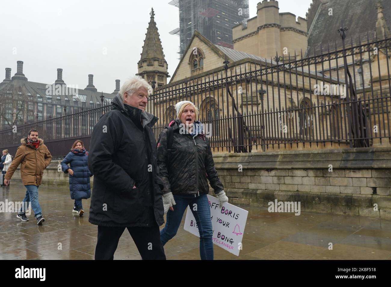 Stanley Johnson, der Vater des britischen Premierministers Boris Johnson, wurde am 22. Januar von einem Anti-Brexit-Aktivisten vor dem Londoner Palast von Westminster angesprochen. Eine Gruppe von Befürwortern gegen den Brexit drängte die britische Regierung vor dem Eingang zum Parlament in Westminster, den Bericht des Geheimdienst- und Sicherheitsausschusses zu veröffentlichen, der russische Infiltration in die britische Politik untersucht. Am Mittwoch, den 22. Januar 2019, in London, Großbritannien. (Foto von Artur Widak/NurPhoto) Stockfoto