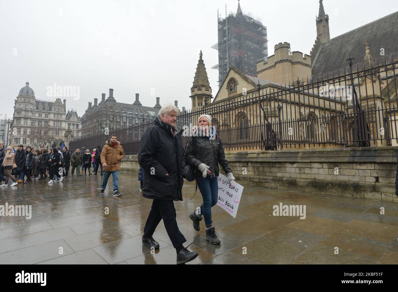 Stanley Johnson, der Vater des britischen Premierministers Boris Johnson, wurde am 22. Januar von einem Anti-Brexit-Aktivisten vor dem Londoner Palast von Westminster angesprochen. Eine Gruppe von Befürwortern gegen den Brexit drängte die britische Regierung vor dem Eingang zum Parlament in Westminster, den Bericht des Geheimdienst- und Sicherheitsausschusses zu veröffentlichen, der russische Infiltration in die britische Politik untersucht. Am Mittwoch, den 22. Januar 2019, in London, Großbritannien. (Foto von Artur Widak/NurPhoto) Stockfoto