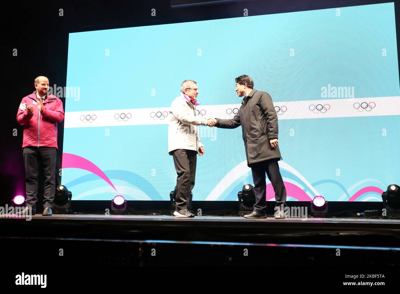 Eine Zeremonie zur Übergabe der olympischen Flagge, unterstützt vom Präsidenten des Internationalen Olympischen Komitees - Thomas Bach (Mitte), von einem Bürgermeister von Lausanne ( Gregoire Junod) an ein koreanisches Amtskollege während der Abschlussfeier am 13. Tag der Olympischen Jugend-Winterspiele Lausanne 2020 auf der Medal Plaza - Lausanne Flon, Schweiz am 22. Januar 2020. (Foto von Dominika Zarzycka/NurPhoto) Stockfoto