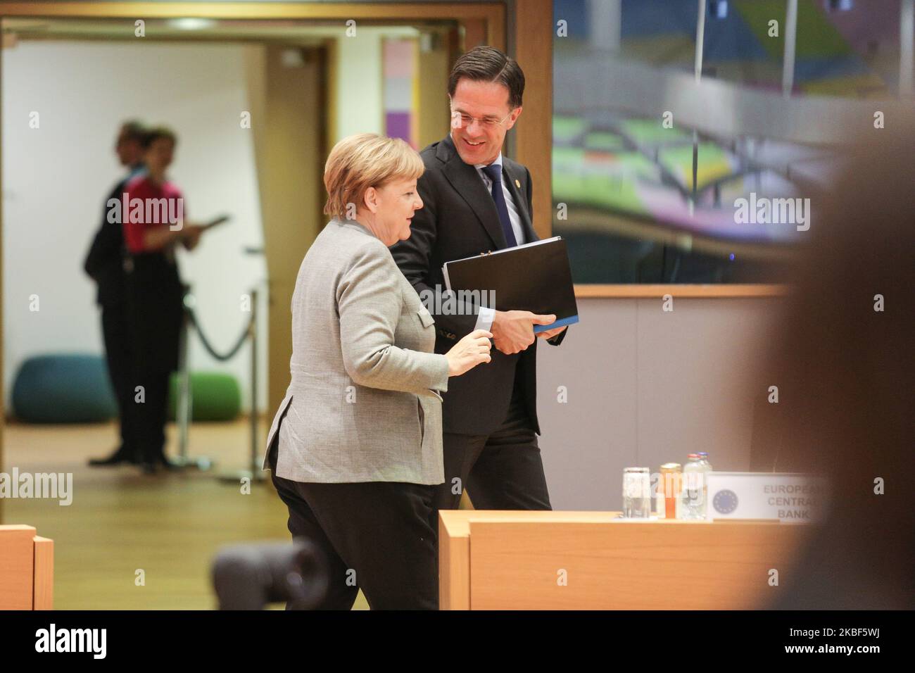 Mark Rutte, niederländischer Premierminister im Gespräch mit Angela Merkel, der Bundeskanzlerin von Deutschland. Mark Rutte, der niederländische Premierminister beim Europäischen Rat. Mark Rutte, Premierminister der Niederlande, kam am zweiten Tag des Europäischen Rates - Euro-Gipfels - am 13. Dezember 2019 beim Roundtable an und sprach mit führenden Politikern der EU, Präsidenten und Premierministern der EU (Foto von Nicolas Economou/NurPhoto) Stockfoto