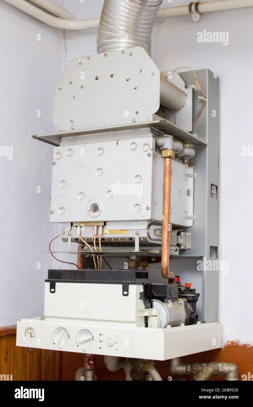 Reparatur eines Gaskessels im Haus an der Wand Stockfoto