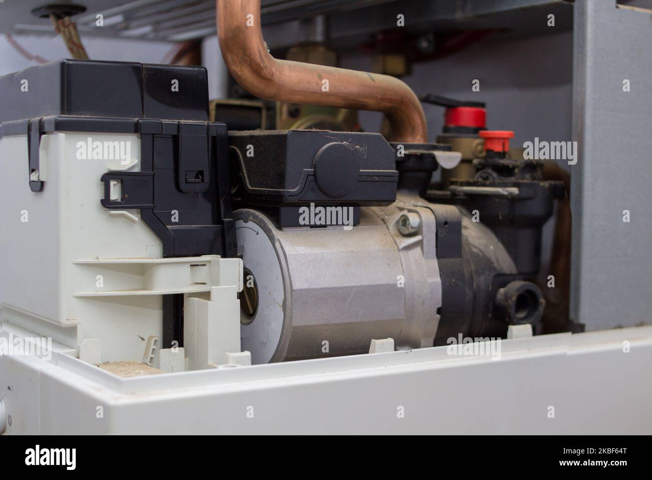 Der Gaskessel für den Hausgasbetrieb wurde für die Pumpenreparatur demontiert Stockfoto