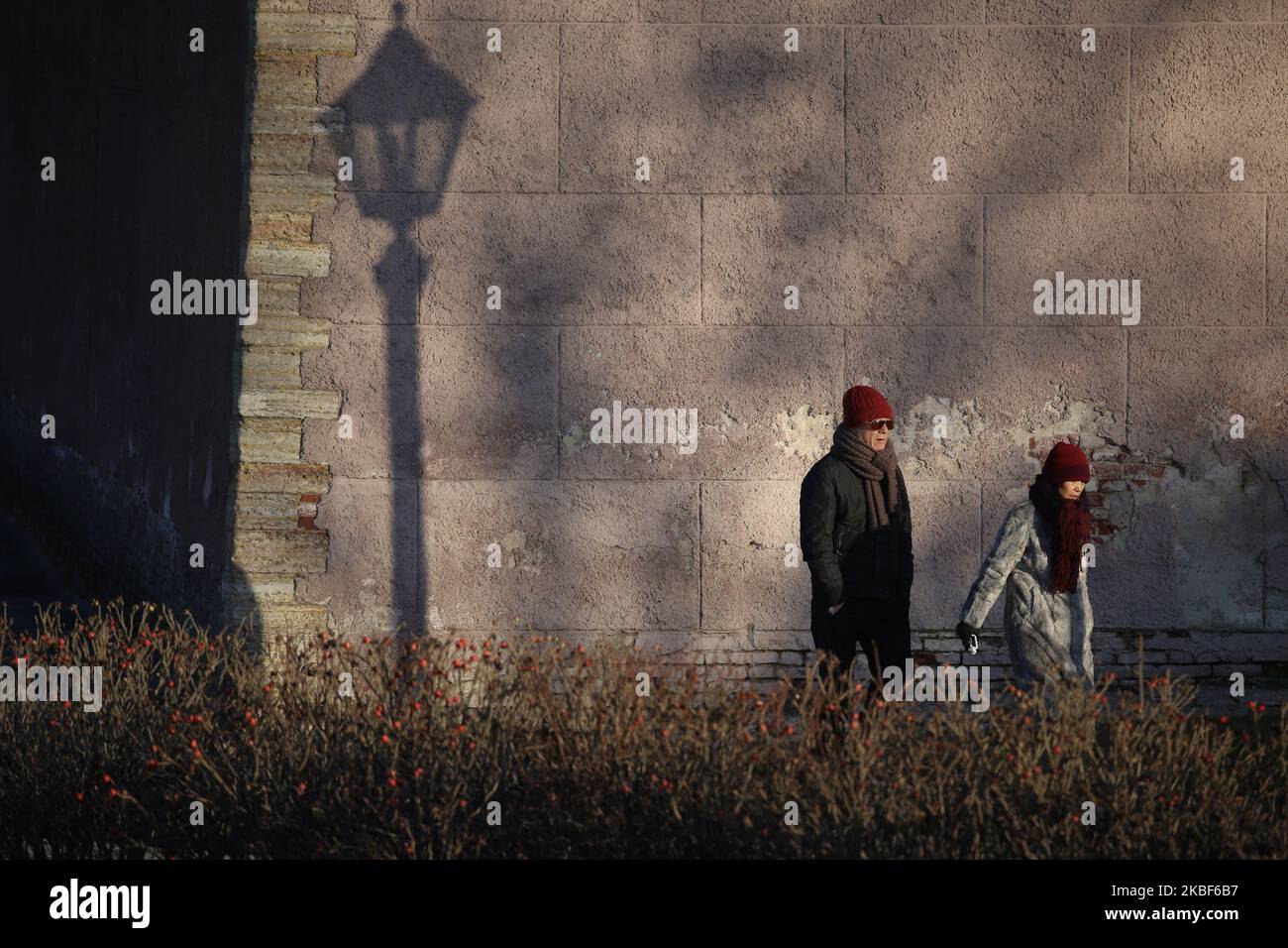 An einem sonnigen Tag wandern die Menschen entlang der Peter-Paul-Festung.die Temperatur in St. Petersburg sank auf -1 Grad Celsius. 23. januar 2020 (Foto von Valya Egorshin/NurPhoto) Stockfoto