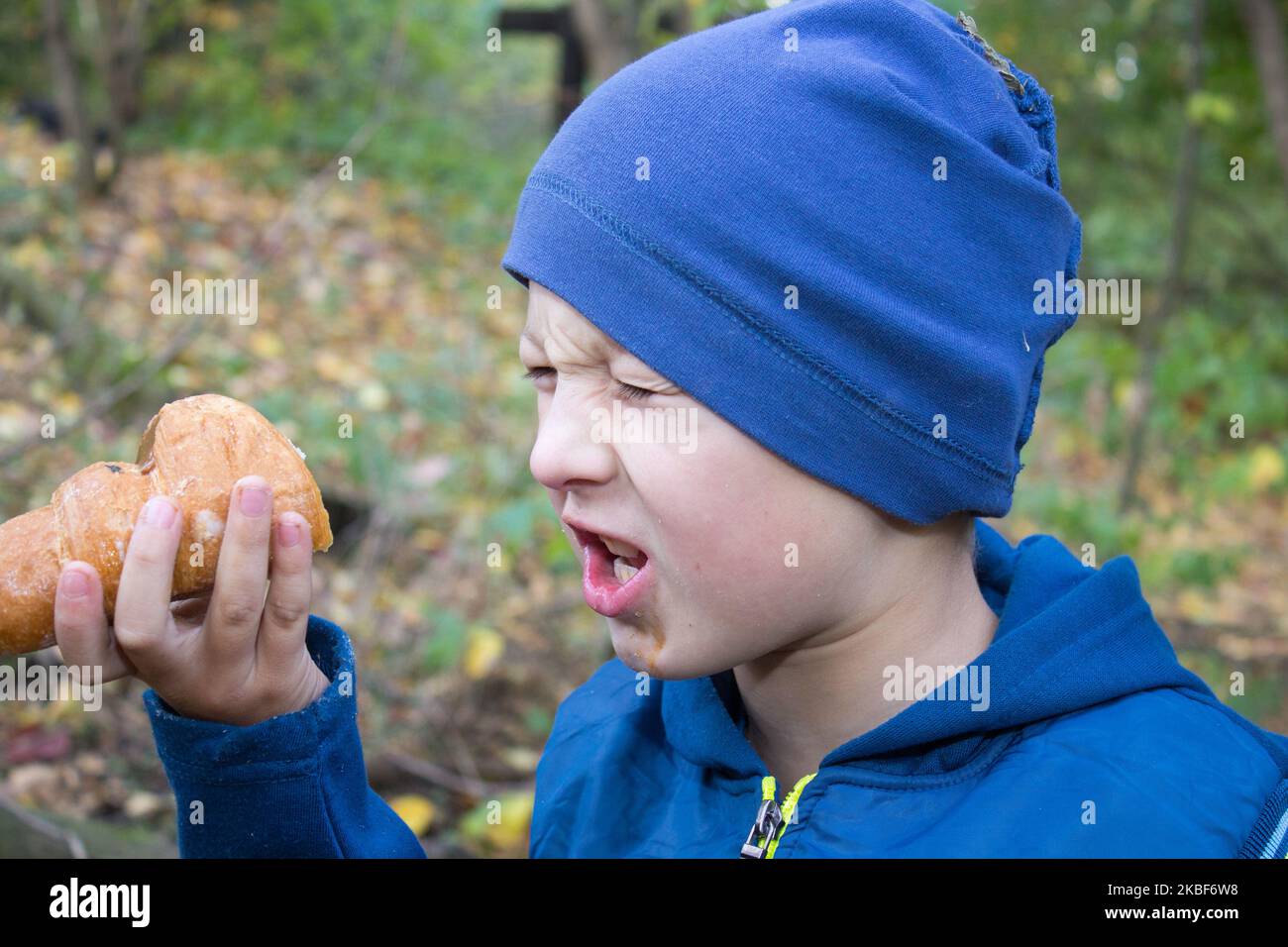 Der Junge winzte vor dem Geruch von verdorbenem Croissant in der Natur Stockfoto