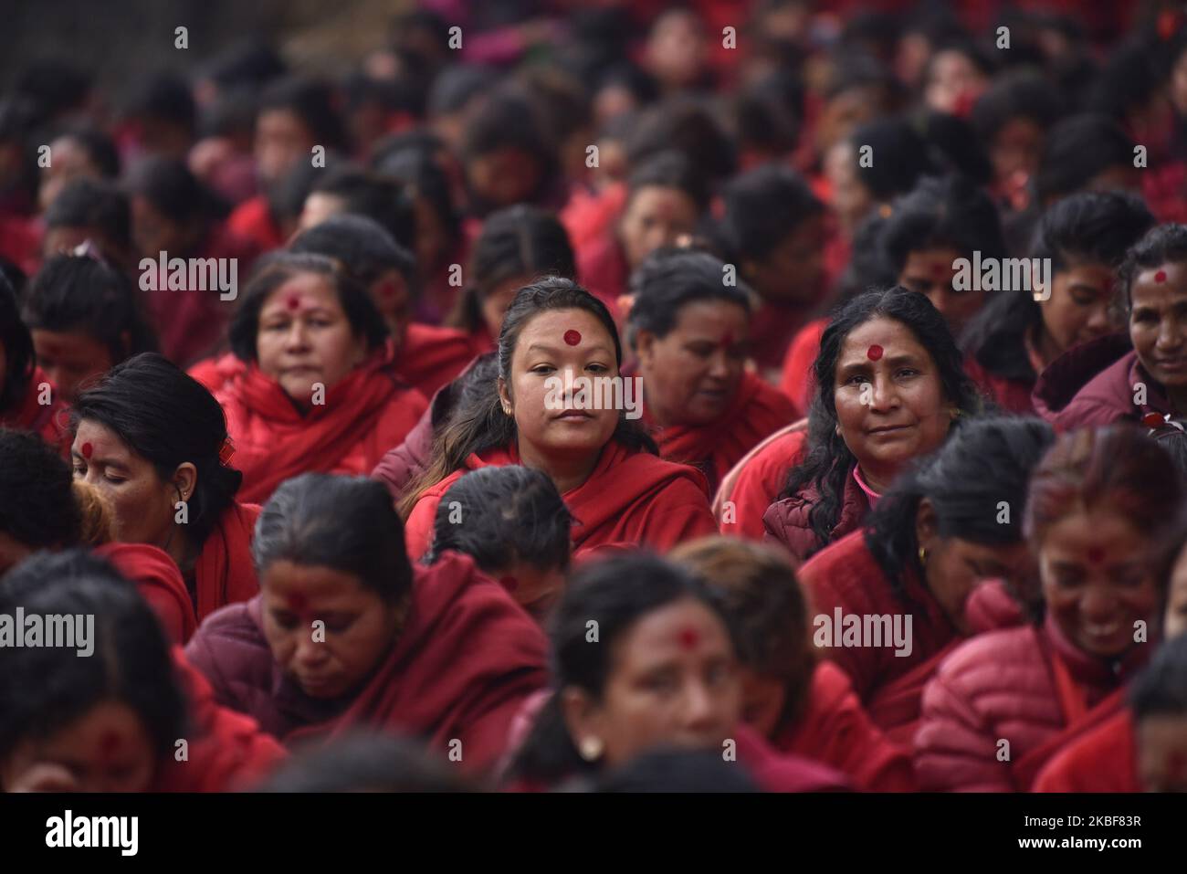 Nepalesische Hindu-Anhänger, die am 24. Januar 2020 rituelles Gebet während des Madhav Narayan Festivals oder Swasthani Brata Katha im Pashupathnath Tempel, Kathmandu, Nepal, anbieten. Nepalesische Hindu-Frauen beobachten ein Fasten und beten zur Göttin Swasthani für ein langes Leben ihrer Ehemänner und den Wohlstand ihrer Familie während einer einmonatigen Fastenfestfeier. (Foto von Narayan Maharjan/NurPhoto) Stockfoto