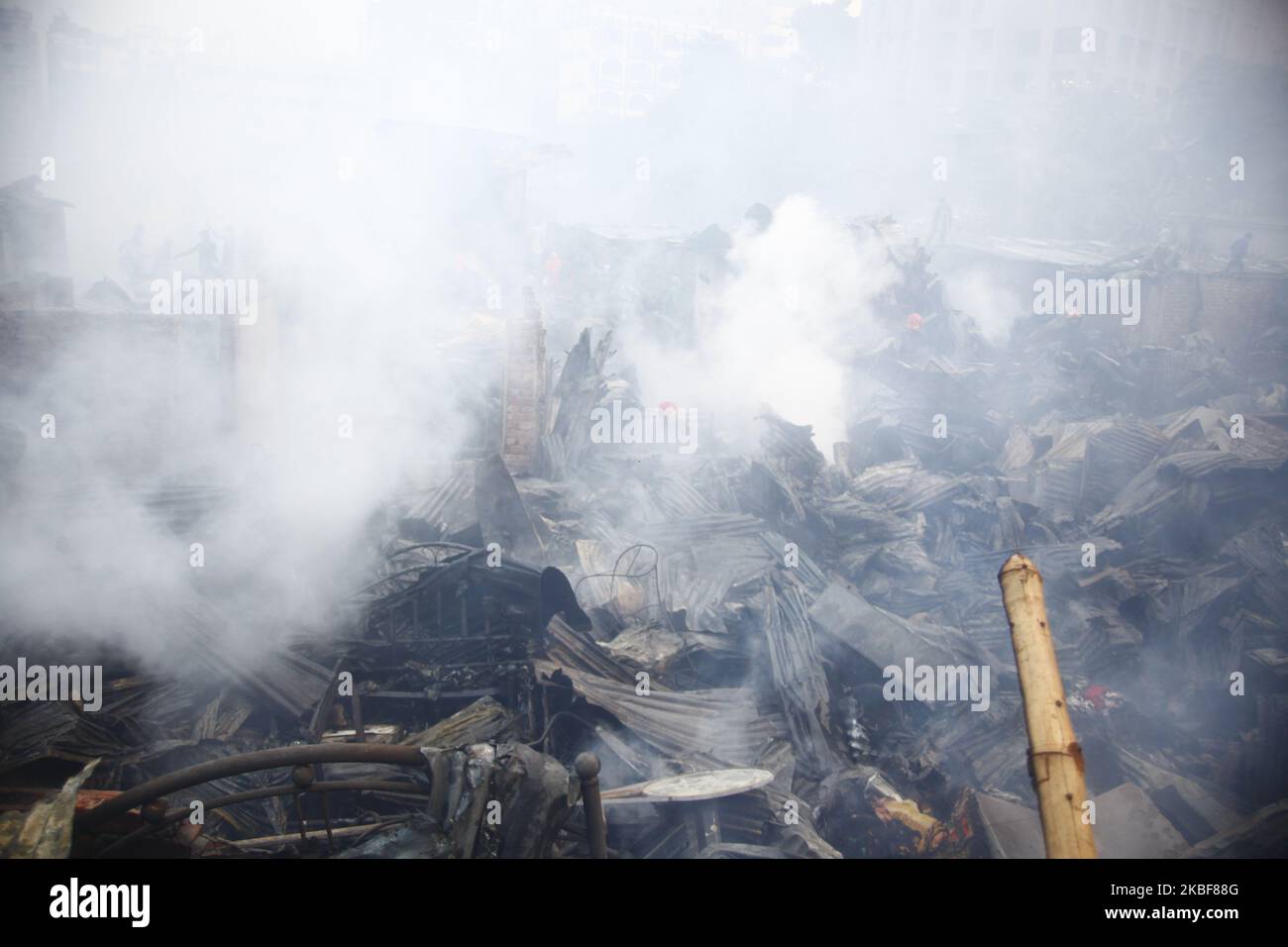 Feuerwehrleute aus Bangladesch löschen ein Feuer, das gestern Abend im Slum von Chalantika in Dhaka, Bangladesch, am 24. Januar 2020 ausbrach. Mindestens 200 Shanties wurden als das verheerende Feuer, das im Slum von Chalantika in Dhakas Mirpur ausbrach, entkuttet. (Foto von Sony Ramany/NurPhoto) Stockfoto