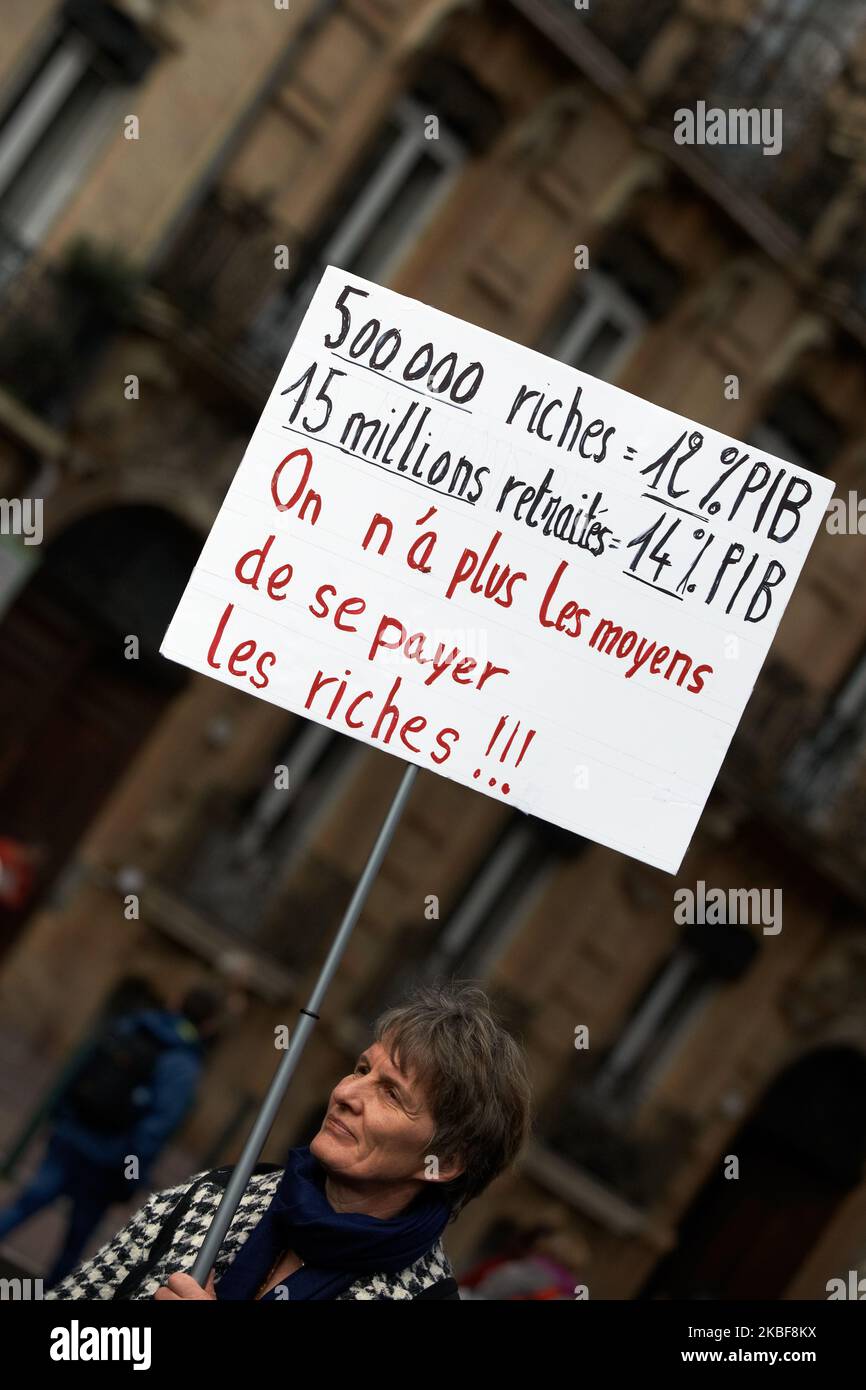 Eine Frau trägt eine Plakatschrift mit der Aufschrift „500,000 richs = 12 % des BIP, 15.000.000 Rentner = 14 % des BIP, wir können uns reiche Menschen nicht mehr leisten“. Tausende Demonstranten demonstrierten in Toulouse zur Demonstration 7., die von fast allen Gewerkschaften (CGT, Sud, UNL, UNEF, FO, CFE-CGC usw.). Es ist der 51.. Tag der Proteste, Streiks und Aktionen. Die Demonstranten fordern den Rückzug der neuen Rentenreform (Alter, Rente, Bedingungen usw.). Macrons Regierung schlägt einen Wechsel von einem Renten-System nach dem Entgelt in ein System nach Punkten (Kapitalisierung) vor. Die französische Regierung will auch ein U Stockfoto