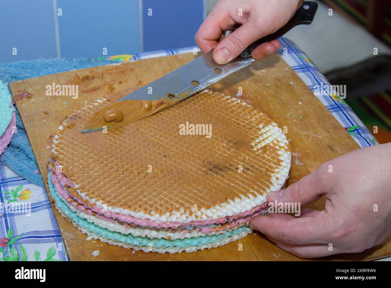 Hausgemachtes Waffelkuchenmesser mit Kondensmilch Stockfoto