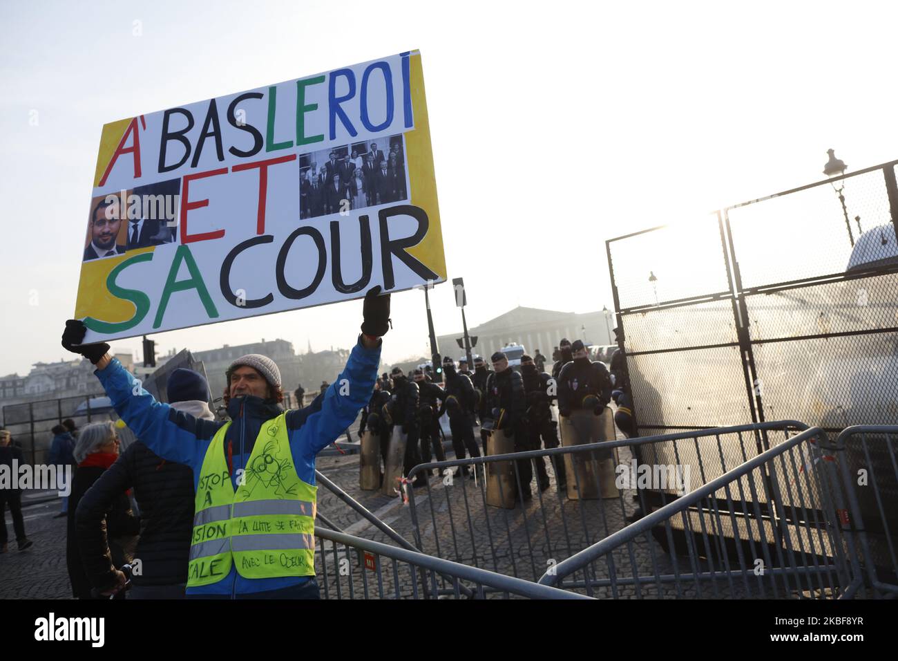 Die Demonstranten gehen auf die Straßen von Paris, um gegen Präsident Macron zu demonstrieren, an dem Tag, an dem das Rentenreformgesetz am 24. Januar 2020 in Paris, Frankreich, offiziell zur Überprüfung durch den Ministerrat vorgelegt wird. Der von den teilnehmenden Gewerkschaften als „Schwarzer Freitag“ bezeichnete Tag markiert heute den 51. aufeinander folgenden Streiktag und den 7. Tag der nationalen Streiks. (Foto von Mehdi Taamallah / Nurphoto) (Foto von Mehdi Taamallah/NurPhoto) Stockfoto