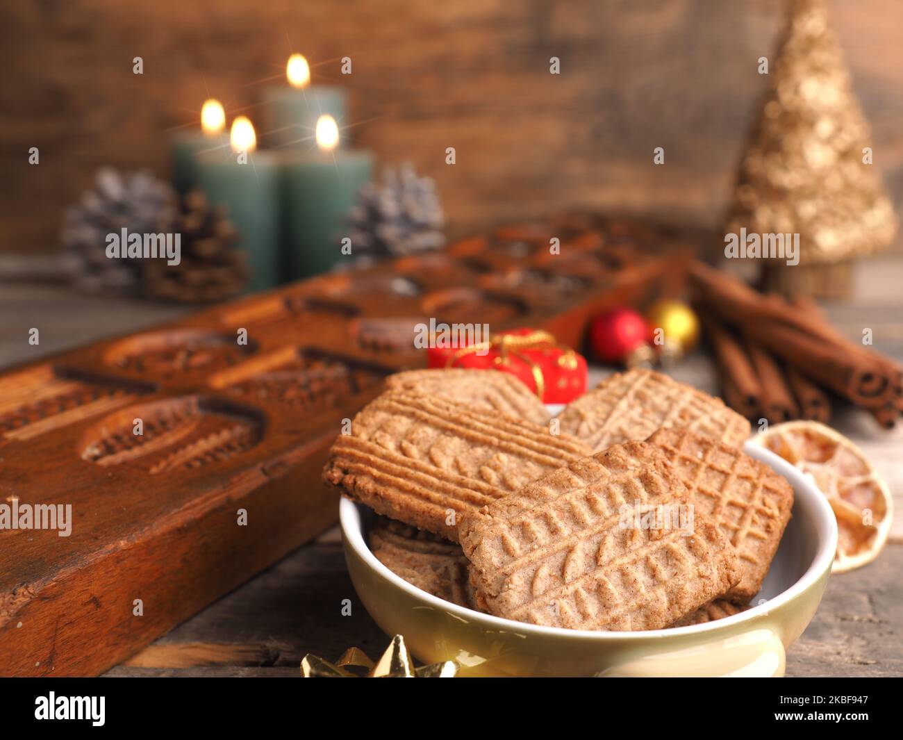 Weihnachtszeit, hausgemachte Spekulatius-Kekse backen, Adventszeit, Weihnachtsbacken, saisonale Speisen Stockfoto