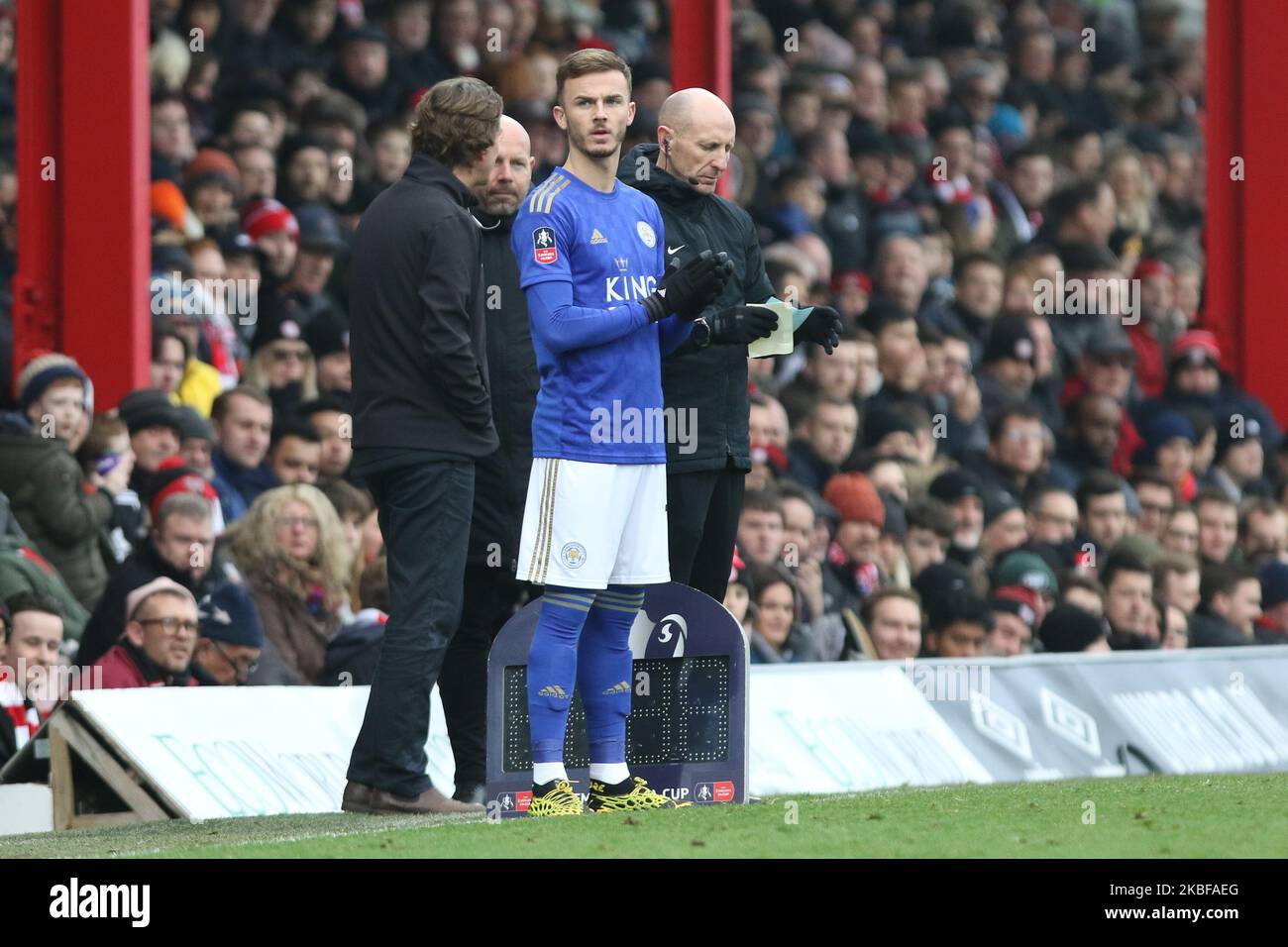 James Maddison von Leicester City wird während des FA Cup-Spiels zwischen Brentford und Leicester City am Samstag, dem 25.. Januar 2020, im Griffin Park, London, untergetaubt. (Foto von Jacques Feeney/MI News/NurPhoto) Stockfoto