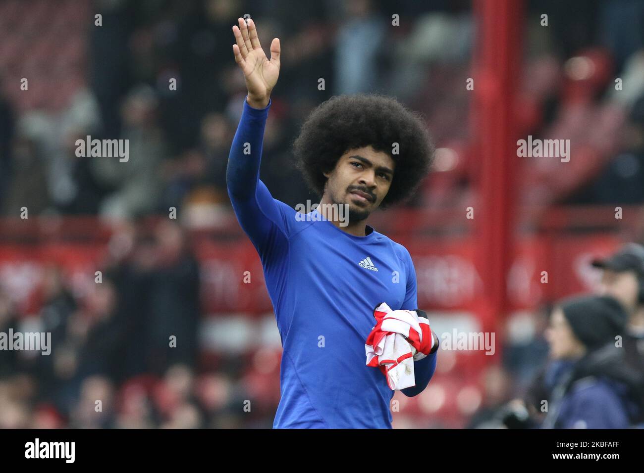 Hamza Choudhury von Leicester City winkt den Auswärtfans beim FA Cup-Spiel zwischen Brentford und Leicester City am Samstag, dem 25.. Januar 2020, im Griffin Park, London zu. (Foto von Jacques Feeney/MI News/NurPhoto) Stockfoto