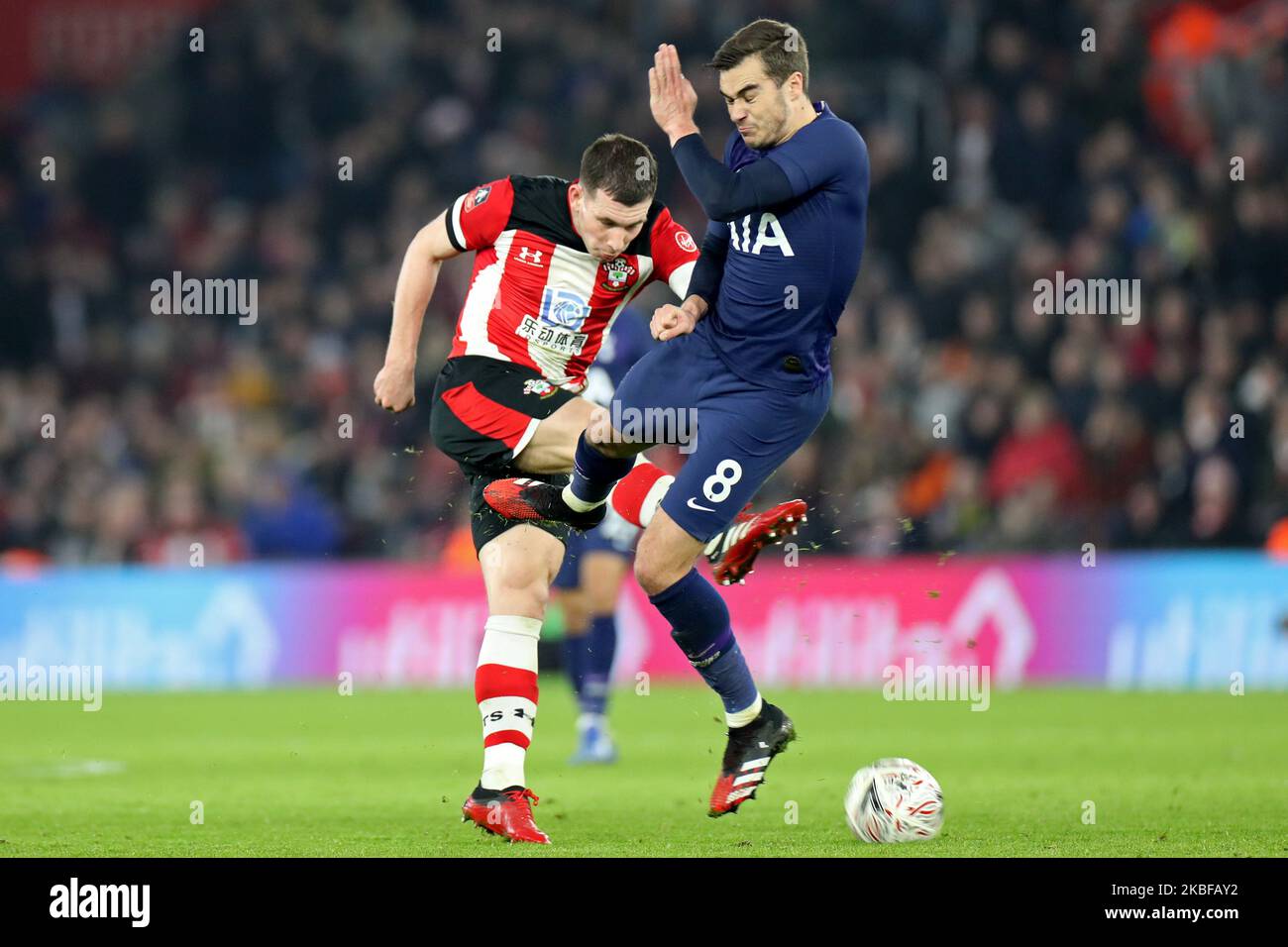 Der Tottenham-Mittelfeldspieler Harry Winks versucht, den Southampton-Mittelfeldspieler Pierre-Emile Hojbjerg während des FA-Cup-Spiels zwischen Southampton und Tottenham Hotspur im St. Mary's Stadium, Southampton, am Samstag, dem 25.. Januar 2020, zu blockieren. (Foto von Jon Bromley/ MI News/NurPhoto) Stockfoto