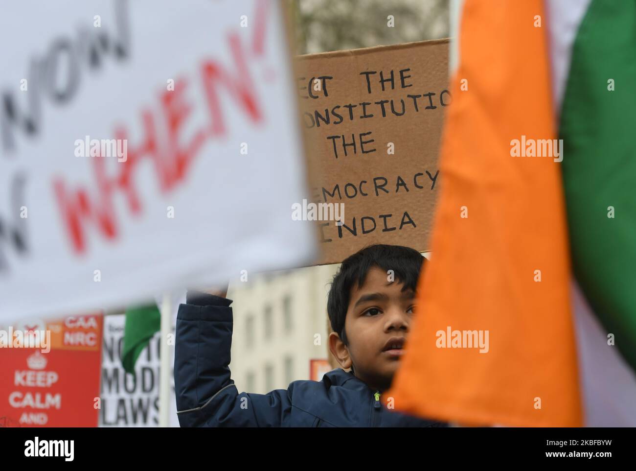 Aktivisten während des Protests gegen Modi's Faschismus in Indien, gesehen gegenüber der Downing Street 10, in London, Großbritannien, am 25. Januar 2020. Mitglieder mehrerer Organisationen unter der Führung der South Asia Solidarity Group, der SOAS India Society und der Kashmir Solidarity Movement nahmen an dem globalen Aktionstag Teil, um sich solidarisch mit dem Widerstand in Indien gegen die Regierung Narendra Modi zu zeigen. (Foto von Artur Widak/NurPhoto) Stockfoto