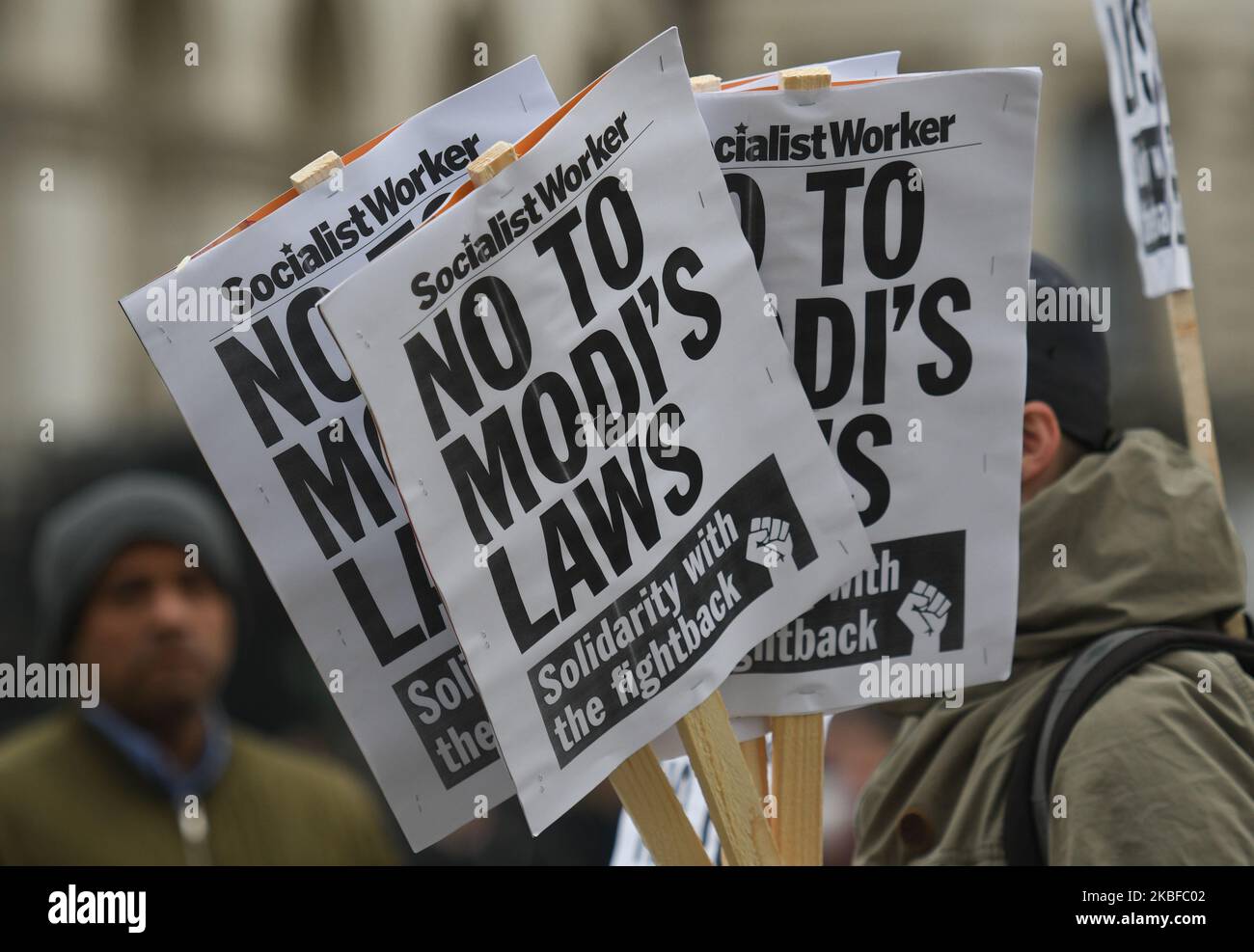 Aktivisten während des Protests gegen Modi's Faschismus in Indien, gesehen gegenüber der Downing Street 10, in London, Großbritannien, am 25. Januar 2020. Mitglieder mehrerer Organisationen unter der Führung der South Asia Solidarity Group, der SOAS India Society und der Kashmir Solidarity Movement nahmen an dem globalen Aktionstag Teil, um sich solidarisch mit dem Widerstand in Indien gegen die Regierung Narendra Modi zu zeigen. (Foto von Artur Widak/NurPhoto) Stockfoto