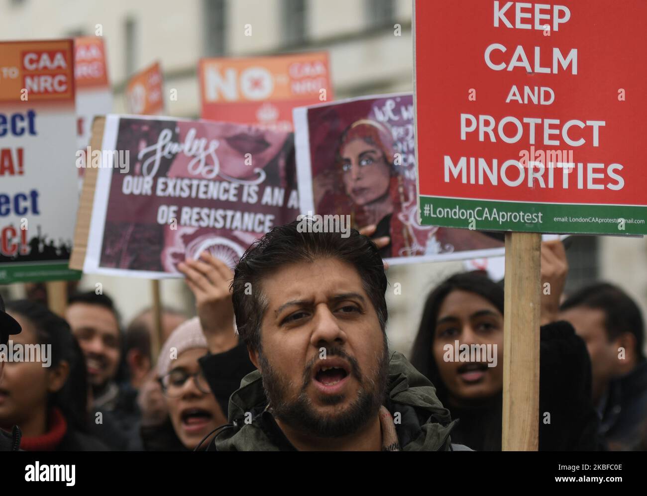 Aktivisten während des Protests gegen Modi's Faschismus in Indien, gesehen gegenüber der Downing Street 10, in London, Großbritannien, am 25. Januar 2020. Mitglieder mehrerer Organisationen unter der Führung der South Asia Solidarity Group, der SOAS India Society und der Kashmir Solidarity Movement nahmen an dem globalen Aktionstag Teil, um sich solidarisch mit dem Widerstand in Indien gegen die Regierung Narendra Modi zu zeigen. (Foto von Artur Widak/NurPhoto) Stockfoto