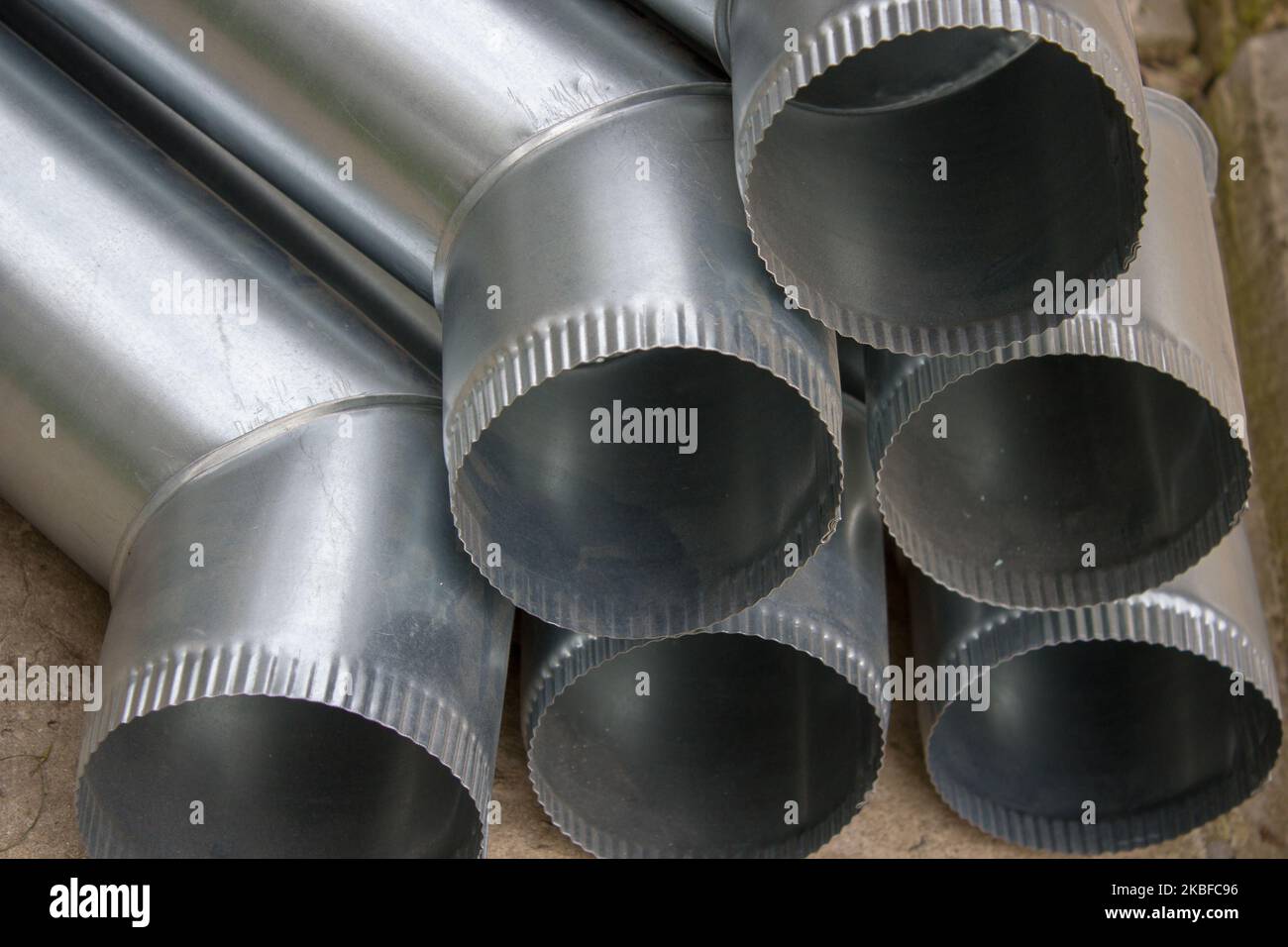 Stapel aus verzinktem Stahl Abflußrohr in Lager Stockfoto