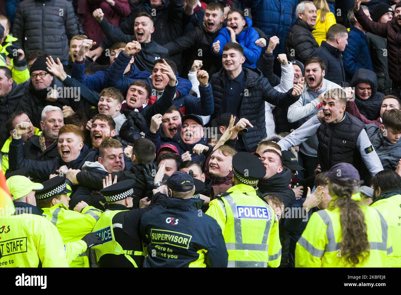 Hearts-Fans feiern, nachdem Steven Naismith von Hearts es 1-1 während des schottischen Premier League-Spiels zwischen Hearts und Rangers am 26. Januar 2020 im Tynecastle Park in Edinburgh, Schottland, schafft. (Foto von Ewan Bootman/NurPhoto) Stockfoto