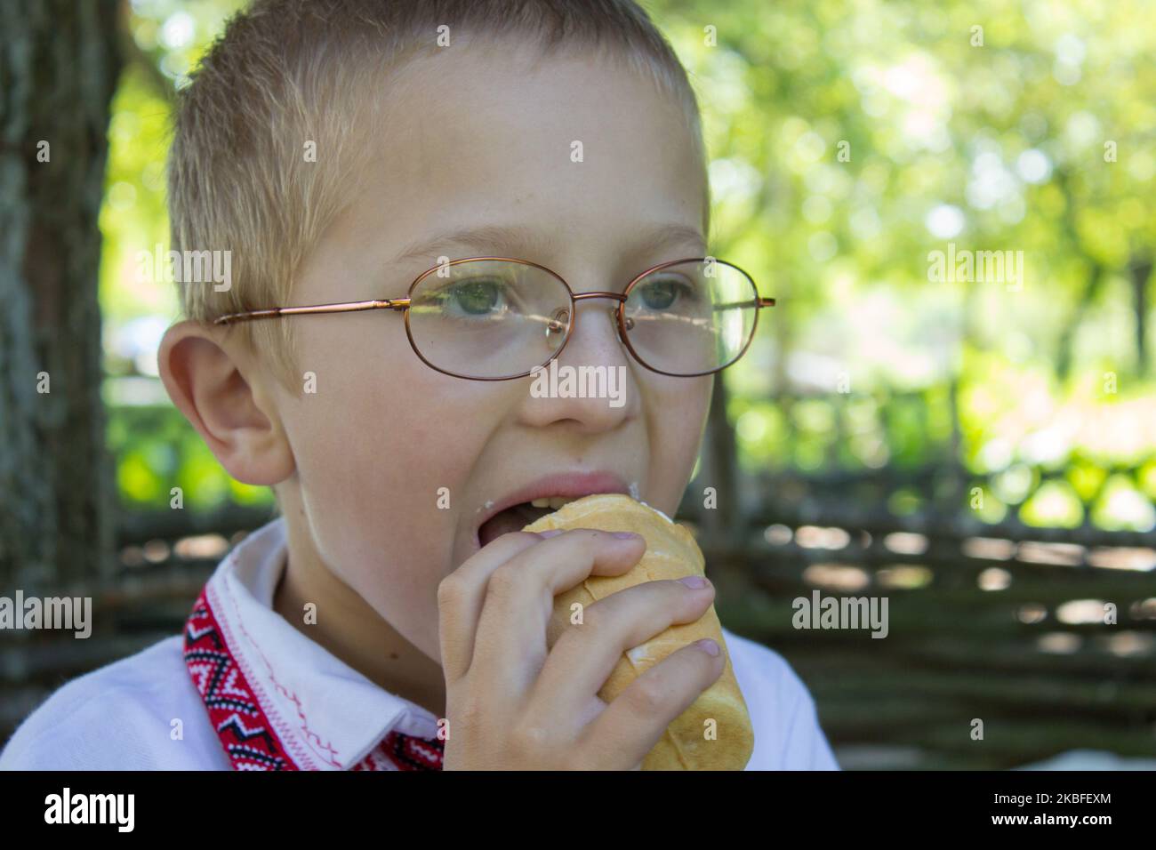 Sommerjunge in Gläsern, die Eis essen Stockfoto