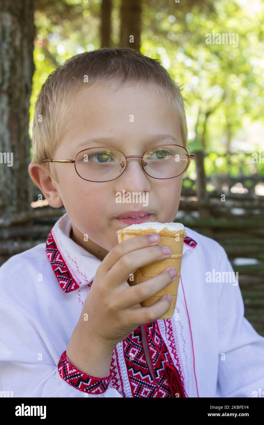 Ukrainischer Junge, der im Sommer Eis isst Stockfoto