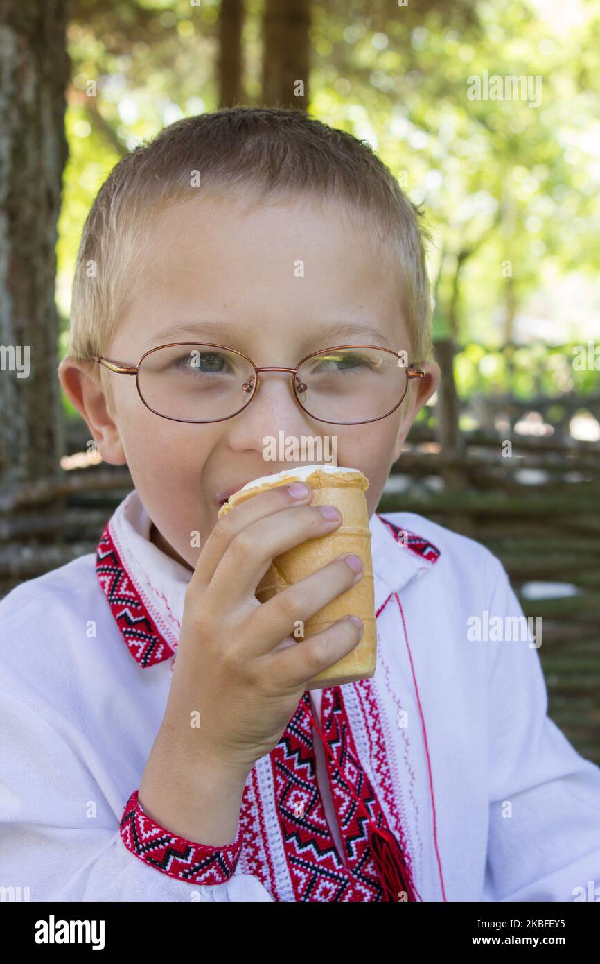 Ukrainischer Junge in einem gestickten Hemd Eat Ice Cream Stockfoto