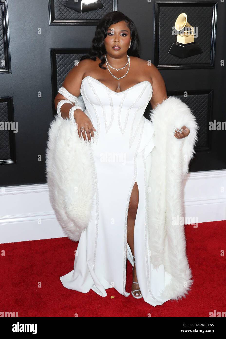 LOS ANGELES, KALIFORNIEN, USA - 26. JANUAR: Die Sängerin Lizzo im Atelier Versace-Kleid, die Schuhe von Rene Caovilla und der Schmuck von Lorraine Schwartz werden bei den jährlichen GRAMMY Awards 62., die am 26. Januar 2020 im Staples Center in Los Angeles, Kalifornien, USA, verliehen. (Foto von Xavier Collin/Image Press Agency/NurPhoto) Stockfoto