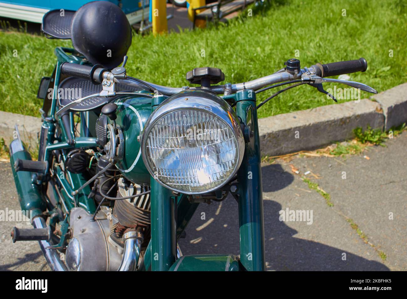 Schuss ein Oldtimer Motorrad Scheinwerfer und Horn hautnah. Stockfoto