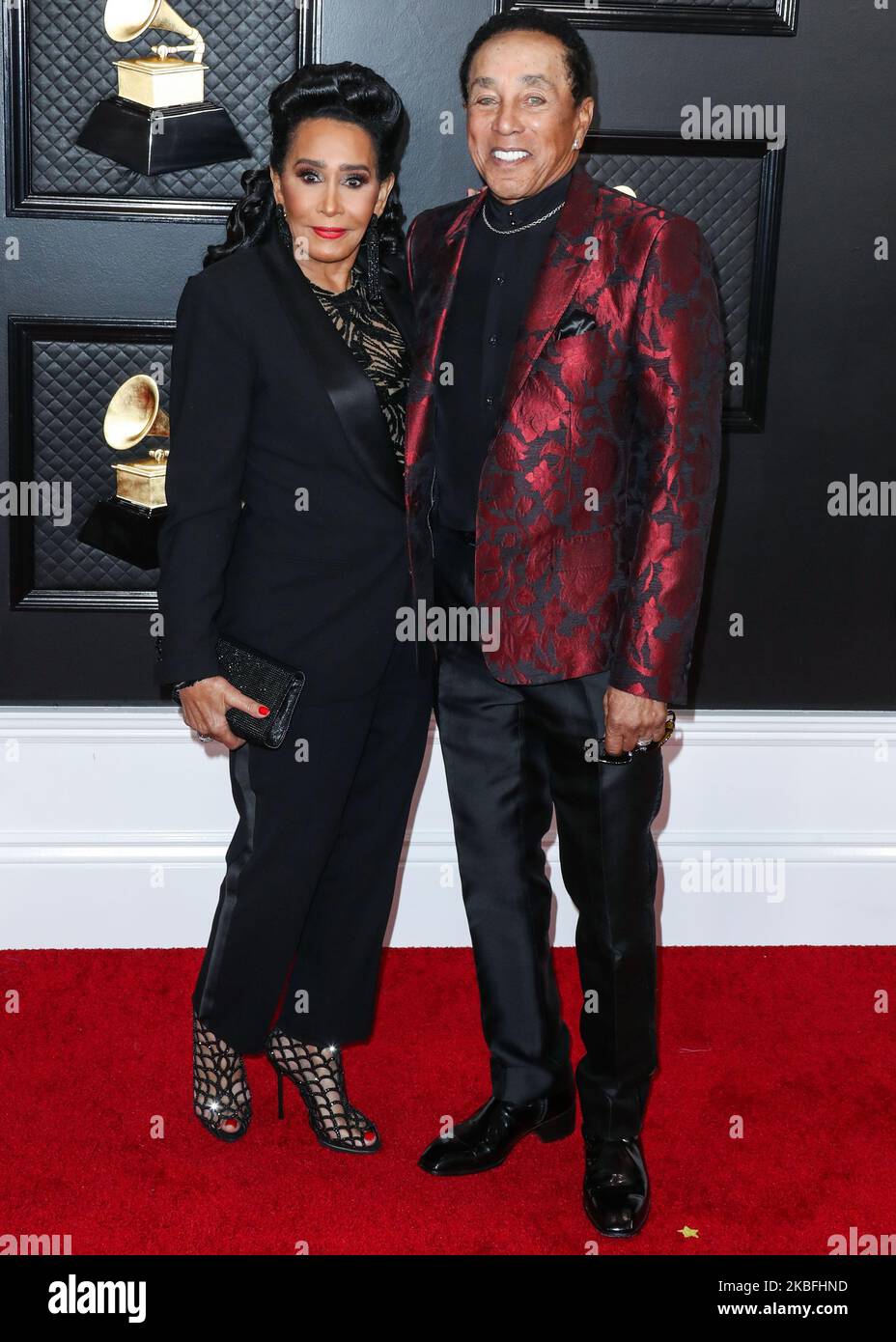 LOS ANGELES, KALIFORNIEN, USA - 26. JANUAR: Frances Glandney und Smokey Robinson treffen sich zu den jährlichen GRAMMY Awards 62., die am 26. Januar 2020 im Staples Center in Los Angeles, Kalifornien, USA, verliehen werden. (Foto von Xavier Collin/Image Press Agency/NurPhoto) Stockfoto