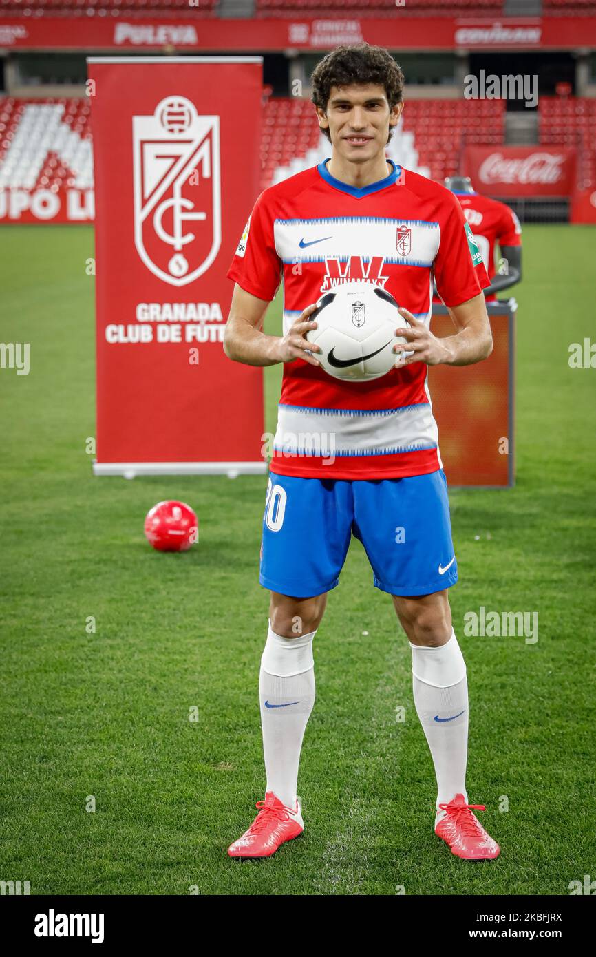 Der spanische Verteidiger des CF Granada, Jesus Vallejo, posiert während seiner offiziellen Präsentation im Stadion Nuevo Los Carmenes am 27. Januar 2020 in Granada, Spanien. (Foto von Fermin Rodriguez/NurPhoto) Stockfoto