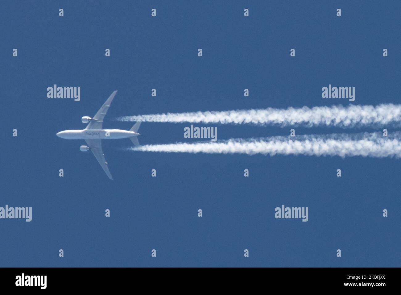 Pakistan International Airlines PIA Boeing 777-Verkehrsflugzeuge fliegen am 26. Januar 2020 am blauen Himmel über Europa in Brabant, Niederlande. Die überfliegende Boeing 777-200, B772 oder 777-2Q8ER Breitkörper-Langstreckenflugzeuge mit der Registrierung AP-BMH und der Aufschrift PAKISTAN auf dem Rumpfbauch fliegt im Winter mit einer Höhe von 36,000 Fuß FL360 von Karachi KHI Pakistan nach London Heathrow LHR, Großbritannien, über die Niederlande. Der formende Motor abgase mit Dampf und Wasserkondensation in weißen Linien hinter in großer Höhe. PIA ist das Nationalflaggenauto Stockfoto