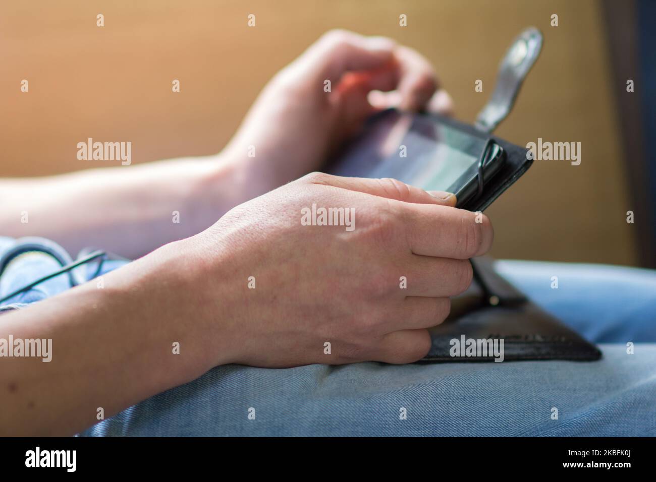Tablet liegend kniender Mann, der im Auto sitzt Stockfoto Tablet liegend kniender Mann, der im Auto sitzt Stockfoto