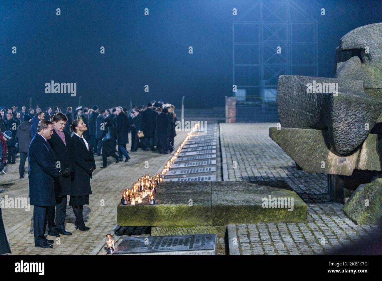 Die schwedische Kronprinzessin Victoria zeigt ihren Respekt, nachdem sie während der Feierlichkeiten zum 75.. Jahrestag der Befreiung am 27. Januar 2020 im Konzentrationslager Auschwitz II-Birkenau, Oswiecim, Polen, Kerzen im Auschwitz-Memmorial gezündet hat. (Foto: Celestino Arce/NurPhoto) Stockfoto