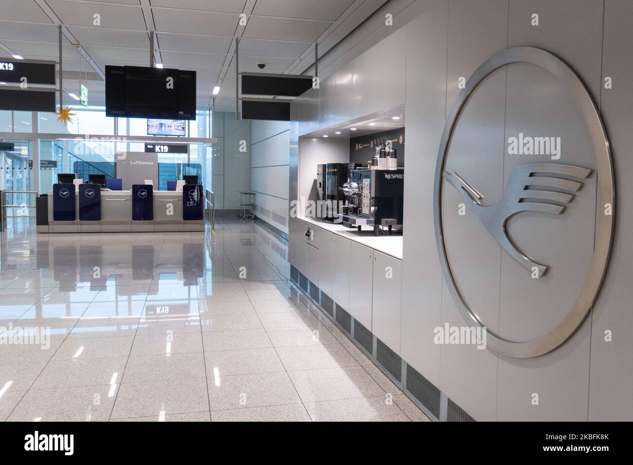 Lufthansa-Logo und Beschriftung, Abbildungen aus dem MUC EDDM-Flughafen München am 26. Januar 2020. Das Lufthansa-Logo ist ein eingekreister stilisierter Kran im Flug, der 1918 von Otto Firle, einem Markenzeichen für das Unternehmen und die Luftfahrt, geschaffen wurde. Die Deutsche Lufthansa DLH LH ist die deutsche Flaggonfluggesellschaft, Mitglied der Star Alliance und zweitgrößte Fluggesellschaft Europas. (Foto von Nicolas Economou/NurPhoto) Stockfoto